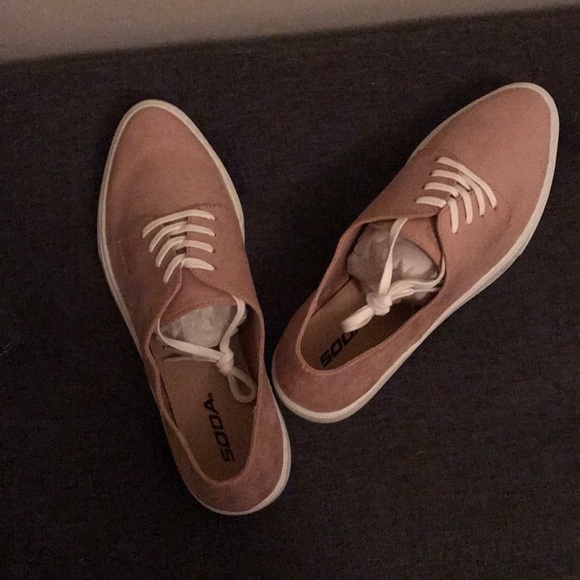 Pink suede shoes - Picture 1 of 3